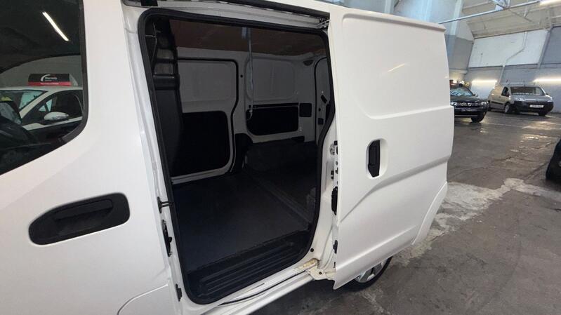 NISSAN E-NV200