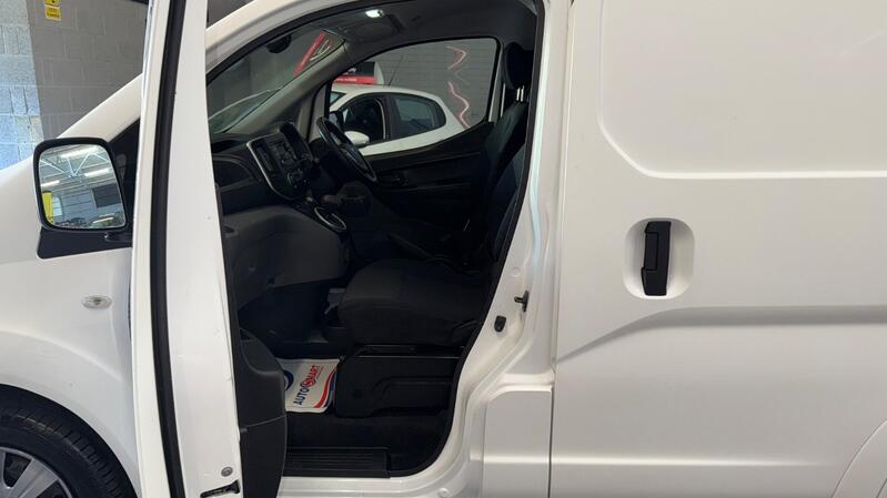 NISSAN E-NV200
