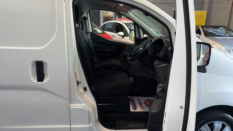 NISSAN E-NV200