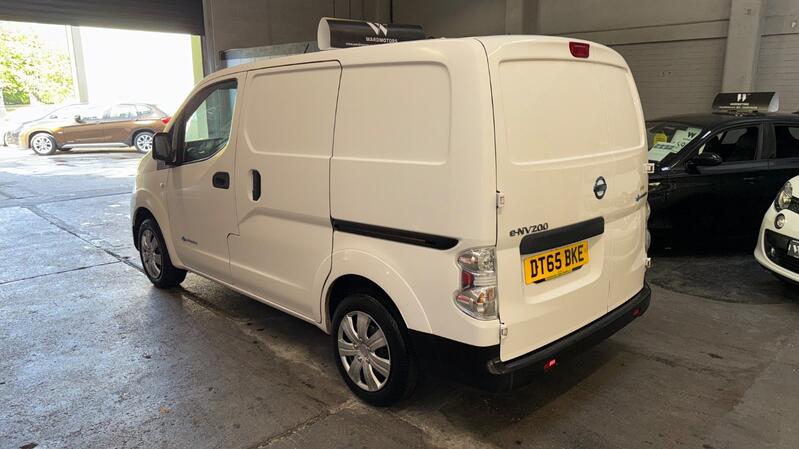 NISSAN E-NV200