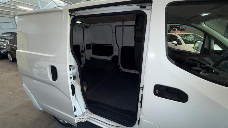 NISSAN E-NV200