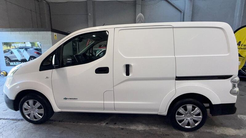 NISSAN E-NV200