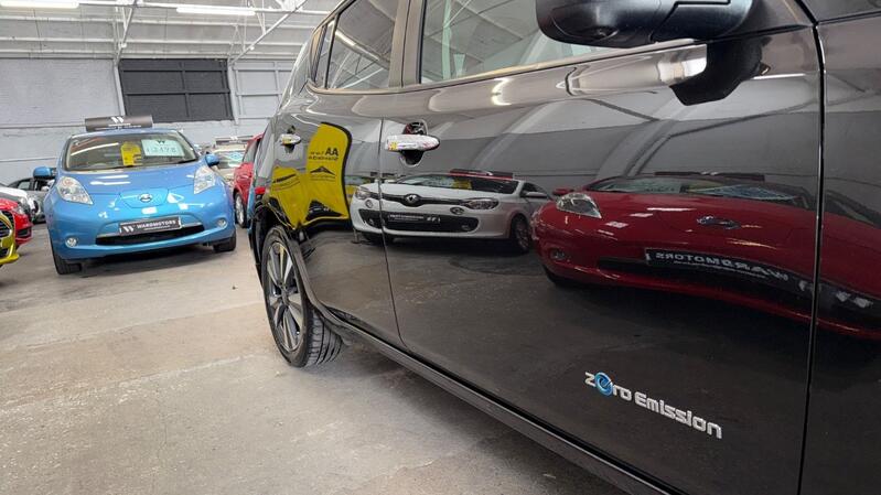 NISSAN LEAF