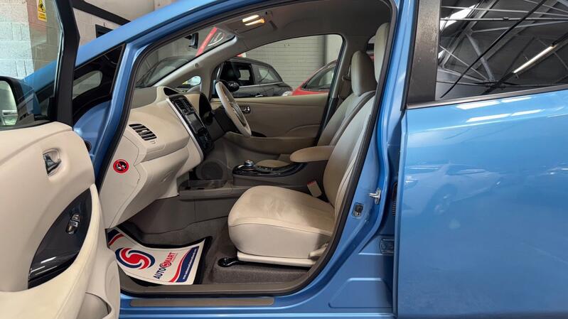 NISSAN LEAF