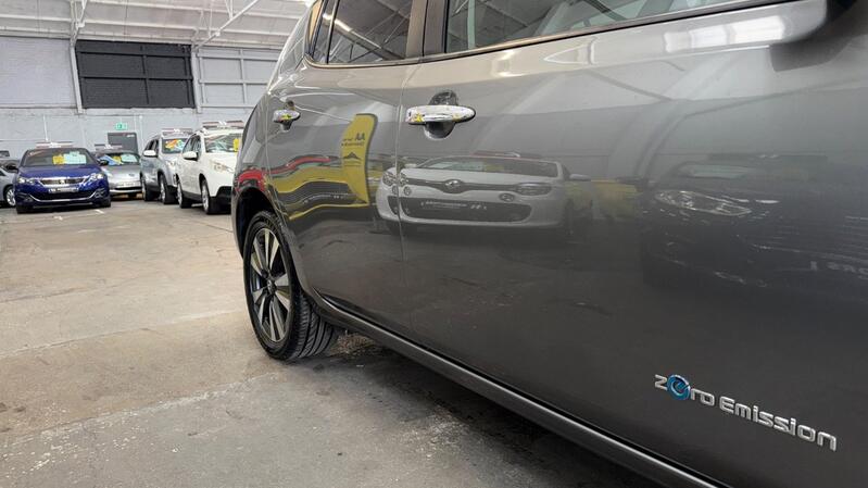 NISSAN LEAF